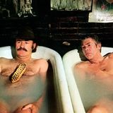 Gene Hackman und James Coburn liegen nebeneinander in zwei Badewannen.