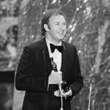 Gene Hackman lächelt au der Bühne, als er den Oscar hält.