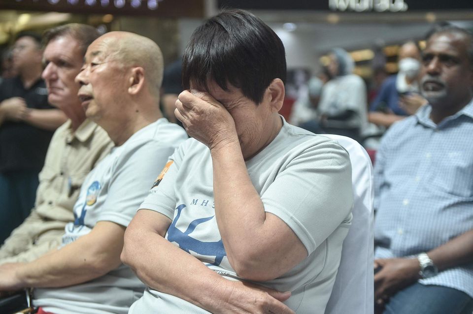 MH370: Angehörige vergräbt das Gesicht in ihrer Hand