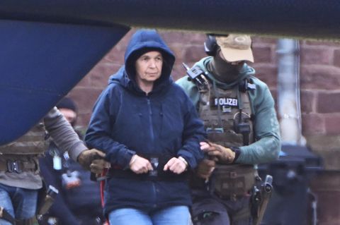 Im Innenhof eines Behördenzentrums wird die frühere RAF-Terroristin Daniela Klette zu einem Hubschrauber geführt