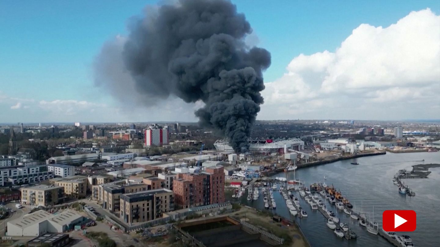 Gebäudebrand in englischer Stadt : Brand und riesige Rauchwolke in Southampton: Fußballspiel kurzfristig abgesagt