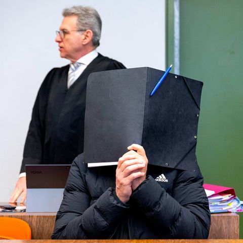 Der Ex-Trainer soll seinen Missbrauch an jungen Fußballern als physiotherapeutische Behandlungen getarnt haben