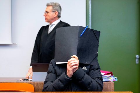 Der Ex-Trainer soll seinen Missbrauch an jungen Fußballern als physiotherapeutische Behandlungen getarnt haben