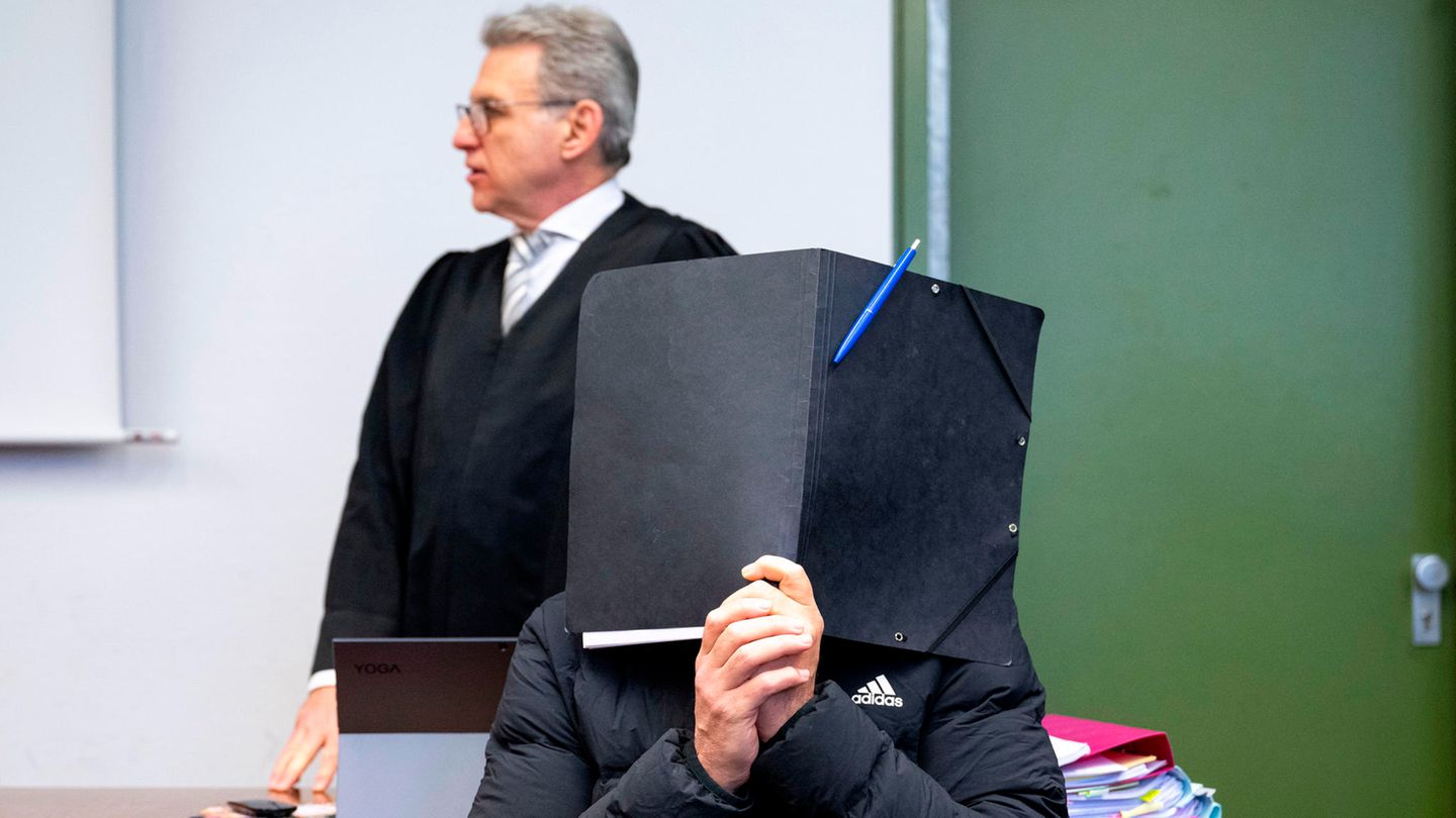 Der Ex-Trainer soll seinen Missbrauch an jungen Fußballern als physiotherapeutische Behandlungen getarnt haben
