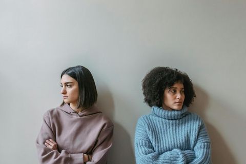 Freundinnen schweigen sich an
