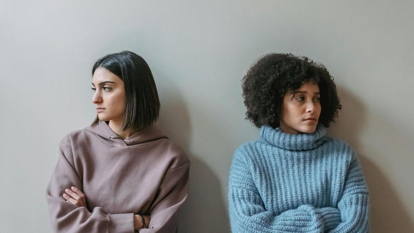 Freundinnen schweigen sich an