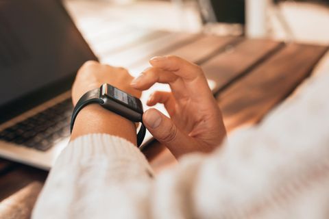 Eine Frau trägt eine Apple Watch