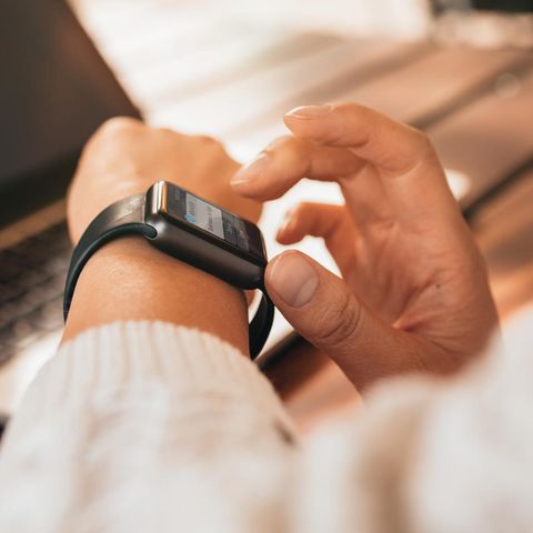 Eine Frau trägt eine Apple Watch