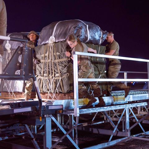 Armeesoldaten und Flieger der US-Luftwaffe laden in Azraq, Jordanien, Paletten mit humanitärer Hilfe für gaza in ein Flugzeug