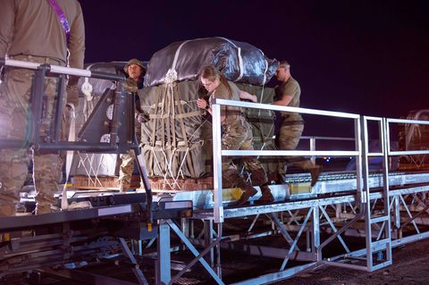 Armeesoldaten und Flieger der US-Luftwaffe laden in Azraq, Jordanien, Paletten mit humanitärer Hilfe für gaza in ein Flugzeug