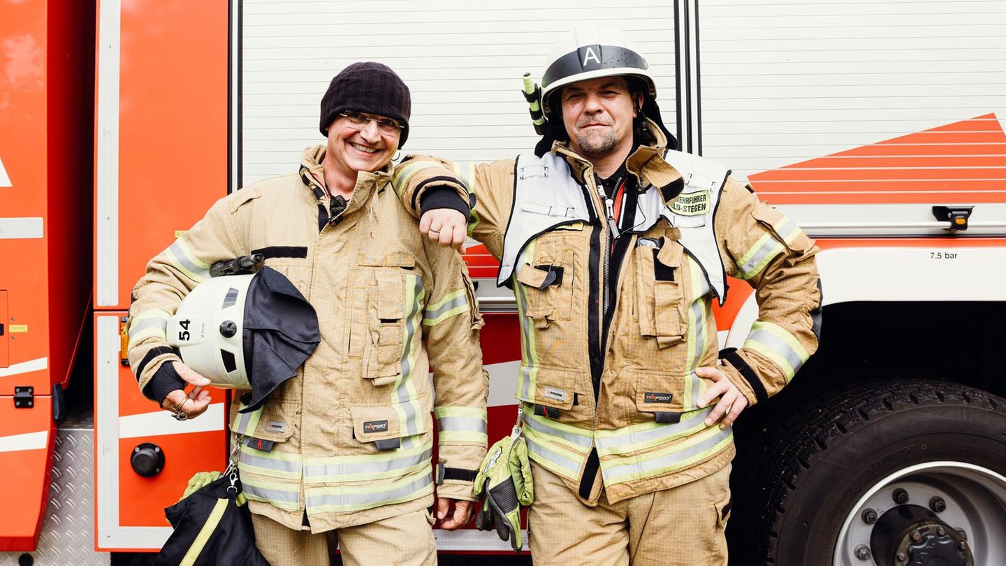 Stefan Wiesner und Tim Mälzer im Feuerwehroutfit bei "Kitchen Impossible"