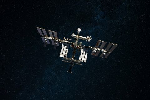 Die ISS im Weltall. Trümmer der Raustation könnten auf die Erde niederprasseln.