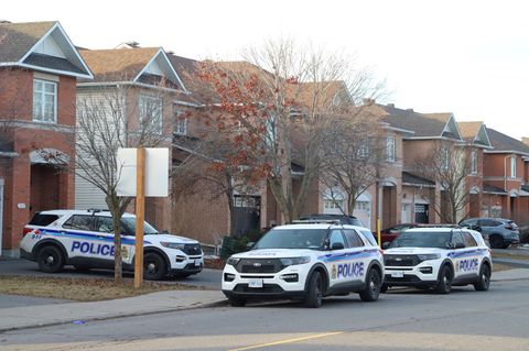 Polizeifahrzeuge parken vor dem Wohnhaus in Barrhaven, Ottawa, wo die Leichen gefunden wurden