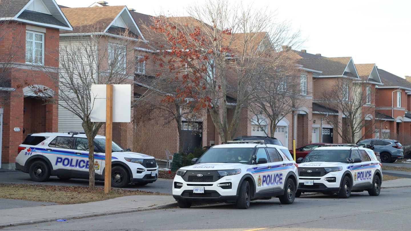 Polizeifahrzeuge parken vor dem Wohnhaus in Barrhaven, Ottawa, wo die Leichen gefunden wurden