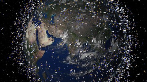 Weltraumschrott und Satelliten umkreisen die Erde im Weltall