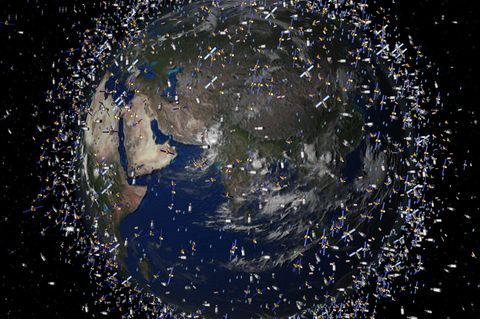 Weltraumschrott und Satelliten umkreisen die Erde im Weltall