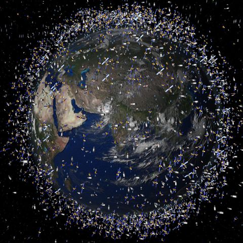 Weltraumschrott und Satelliten umkreisen die Erde im Weltall