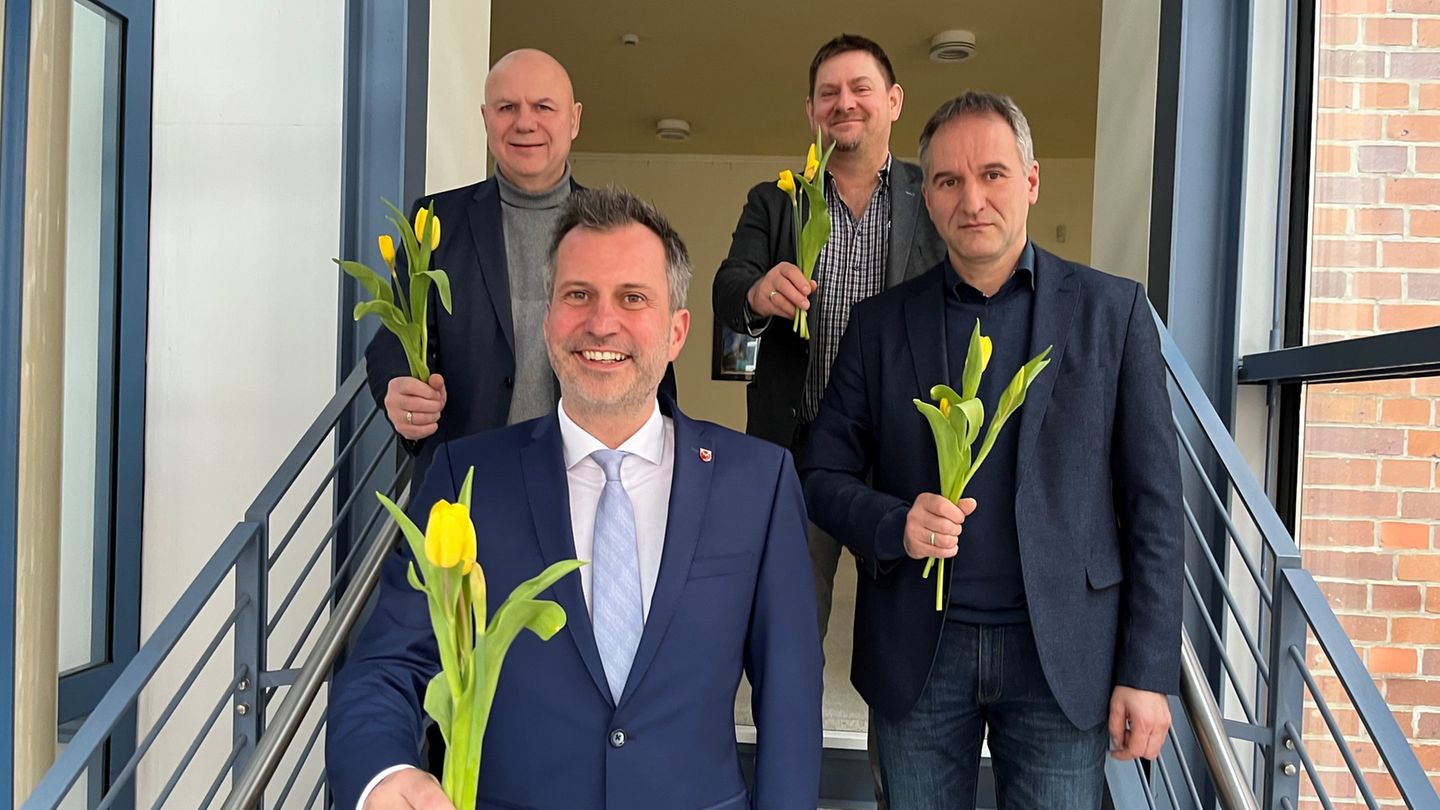 Nach Shitstorm: Vor einem Jahr sorgte dieses Bild der Stadt Cottbus für Spott und Empörung am Weltfrauentag: Vier Männer mit Tulpe in der Hand. Oberbürgermeister Tobias Schick (SPD) steht ganz vorne. Dazu der Satz: "Stadt der starken Frauen" Das Bild, das den Shitstorm auslöste: Vier Männer mit Tulpe in der Hand. Oberbürgermeister Tobias Schick (SPD) steht ganz vorne.