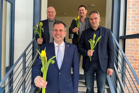 Das Bild, das den Shitstorm auslöste: Vier Männer mit Tulpe in der Hand. Oberbürgermeister Tobias Schick (SPD) steht ganz vorne.