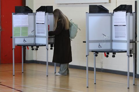 Eine Frau in Irland gibt ihre Stimme für Volksentscheide zur Definition von Familie sowie der Rolle von Frauen ab