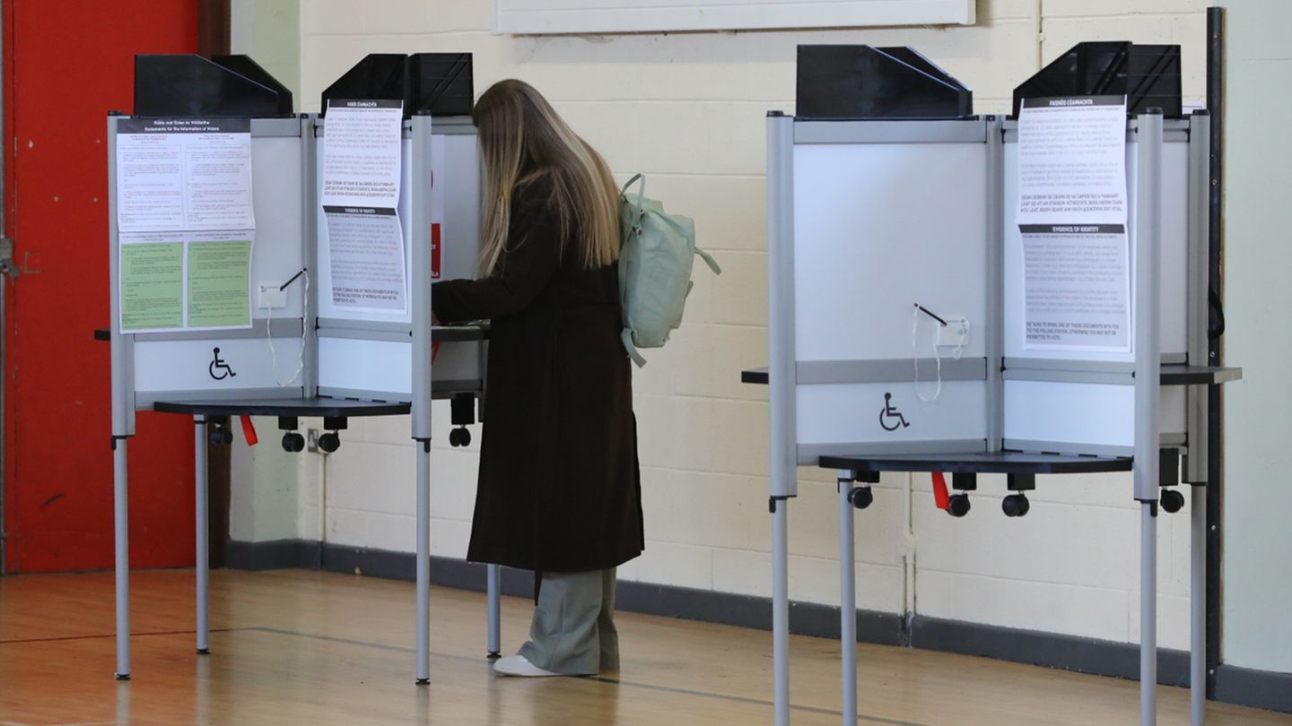 Eine Frau in Irland gibt ihre Stimme für Volksentscheide zur Definition von Familie sowie der Rolle von Frauen ab