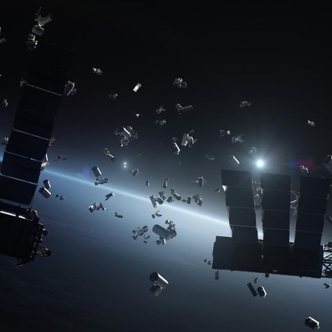Weltraumschrott umkreist in einiger Entfernung die Erde.