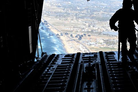 Flugzeuge der U.S. Air Force werfen per Fallschirm Pallets mit Versorgungsgütern am Strand von Gaza ab