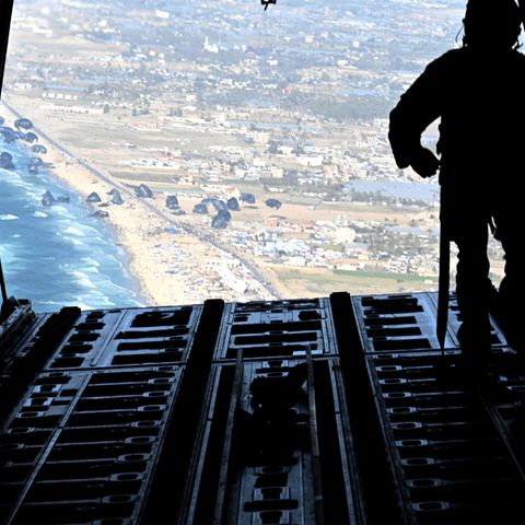 Flugzeuge der U.S. Air Force werfen per Fallschirm Pallets mit Versorgungsgütern am Strand von Gaza ab