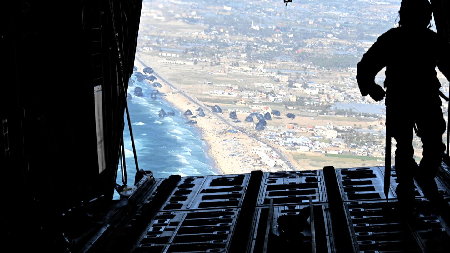 Flugzeuge der U.S. Air Force werfen per Fallschirm Pallets mit Versorgungsgütern am Strand von Gaza ab Flugzeuge der U.S. Air Force werfen per Fallschirm Pallets mit Versorgungsgütern am Strand von Gaza ab