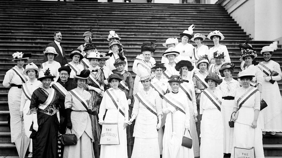 Suffragetten im typischen Weiß vor dem US-Kapitol 1914