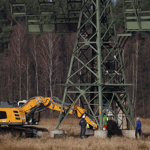 Arbeiter stehen am Strommast nahe der Tesla-Fabrik, der Ziel eines Anschlags war