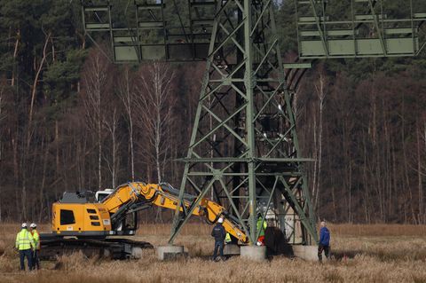 Arbeiter stehen am Strommast nahe der Tesla-Fabrik, der Ziel eines Anschlags war