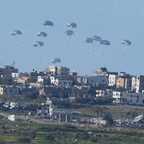 Über dem nördlichen Gazastreifen werfen mehrere Länder derzeit Hilfspakete an Fallschirmen ab