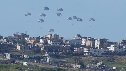 Über dem nördlichen Gazastreifen werfen mehrere Länder derzeit Hilfspakete an Fallschirmen ab