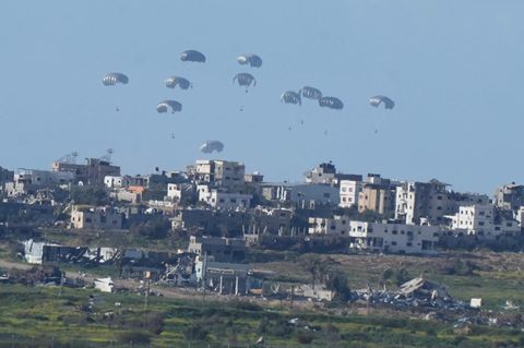 Über dem nördlichen Gazastreifen werfen mehrere Länder derzeit Hilfspakete an Fallschirmen ab