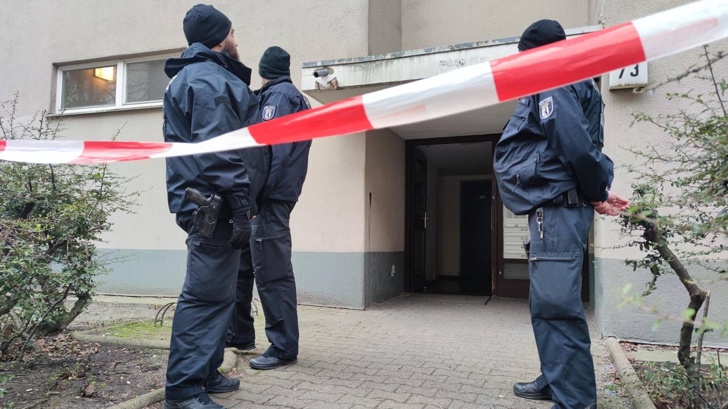 Drei Beamte hinter der Absperrung vor der Wohnung von Daniela Klette, wo Waffen gefunden wurden