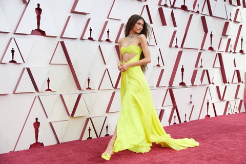 Schauspielerin Zendaya in einem gelben Kleid auf dem roten Teppich der Oscars 2023