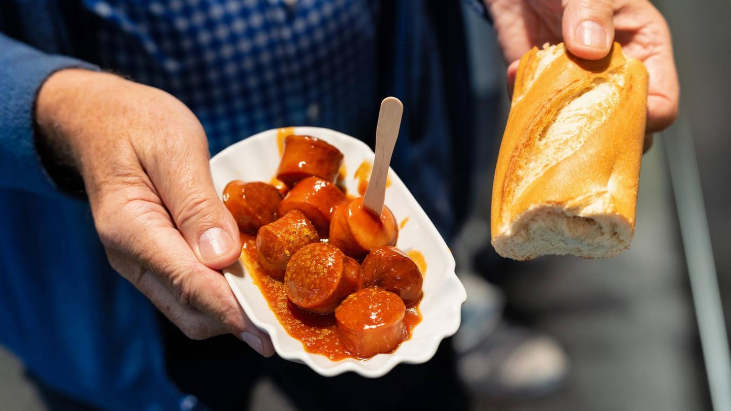 Eine VW-Currywurst in einer Pappschachtel