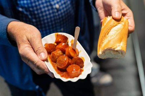 Eine VW-Currywurst in einer Pappschachtel