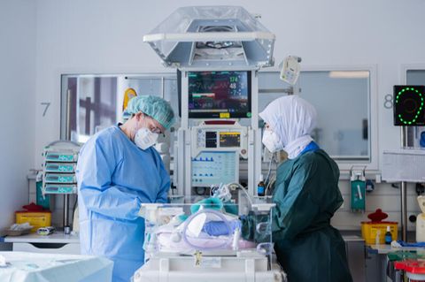 Oberarzt untersucht ein Neugeborenes in einer Kinderklinik