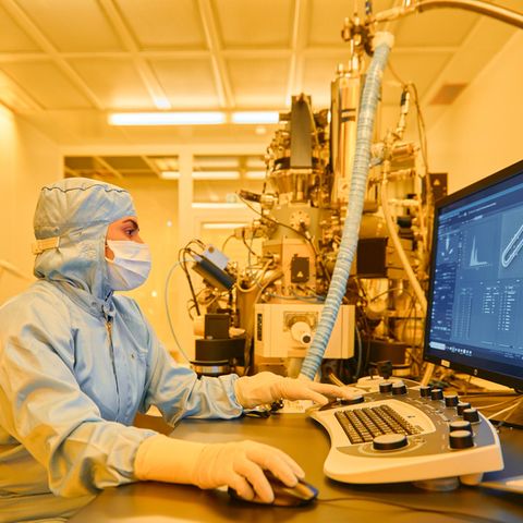 Eine Mitarbeiterin von Pixel Photonics arbeitet im Reinraum