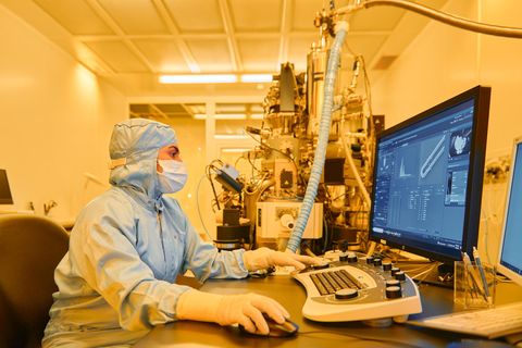 Eine Mitarbeiterin von Pixel Photonics arbeitet im Reinraum