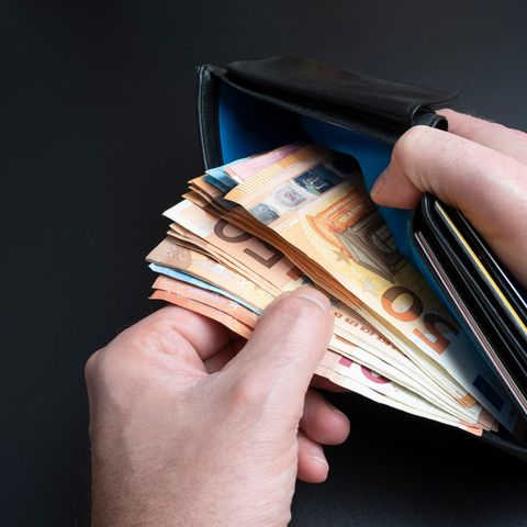 Ein 30-Jähriger hat im ICE in Hamburg ein besonders dickes Portemonnaie verloren (Symbolbild)