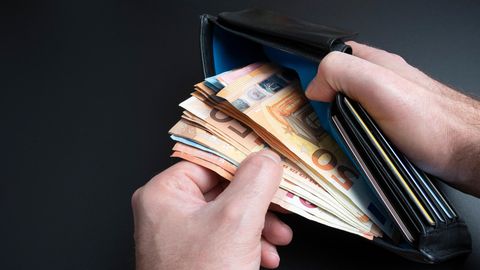Ein 30-Jähriger hat im ICE in Hamburg ein besonders dickes Portemonnaie verloren (Symbolbild)