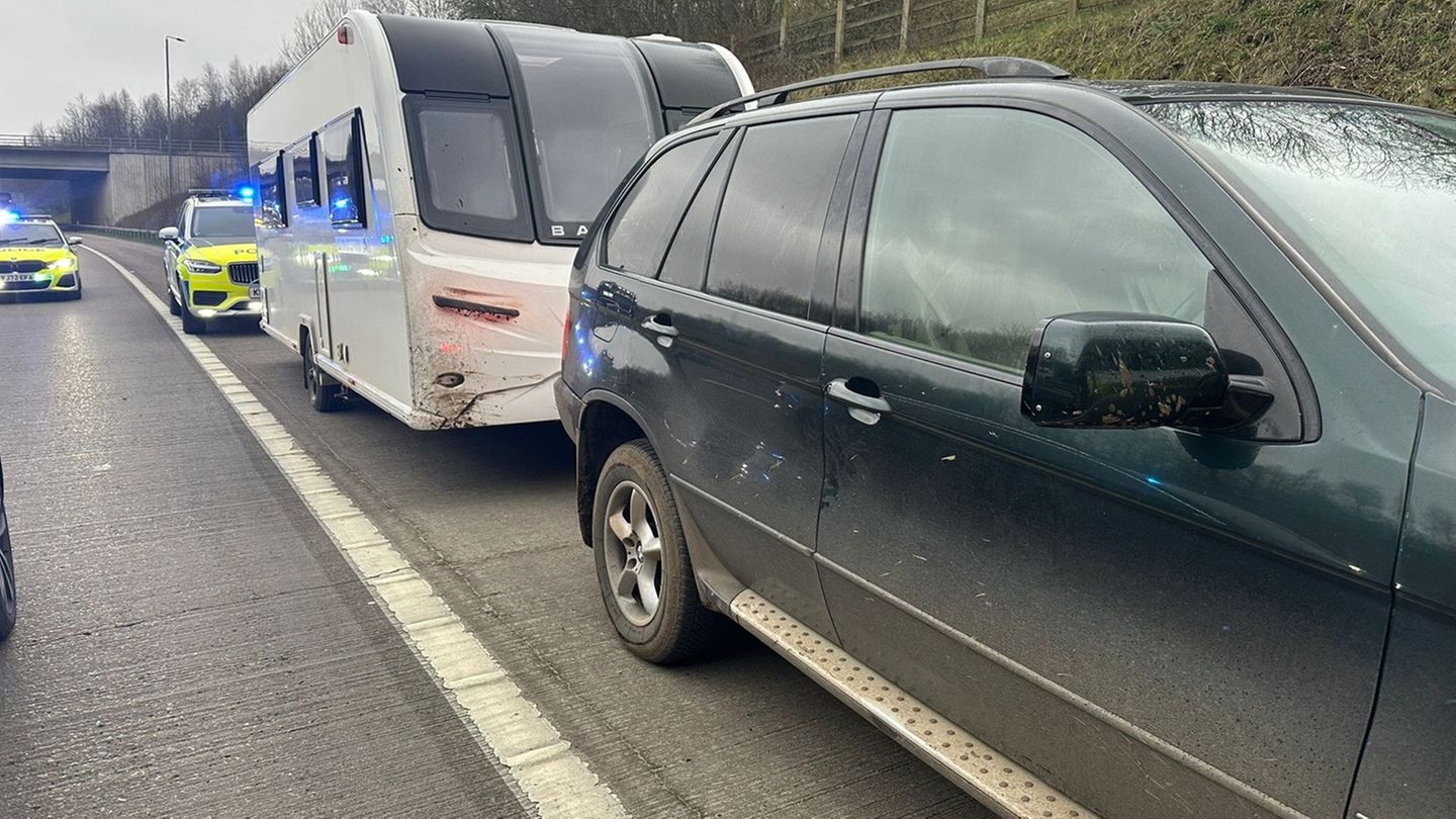Das von der Polizei geteilte Bild zeigt den Campingwagen