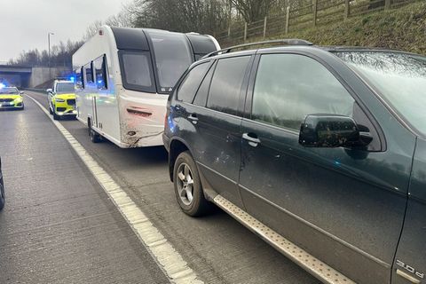 Das von der Polizei geteilte Bild zeigt den Campingwagen