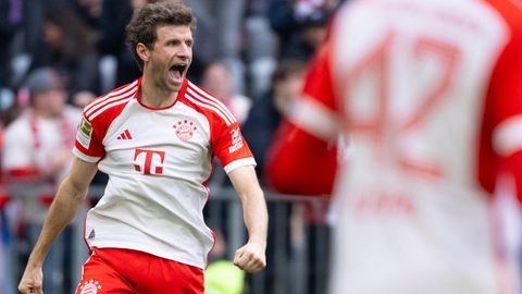 FC-Bayern-Spieler Thomas Müller jubelt