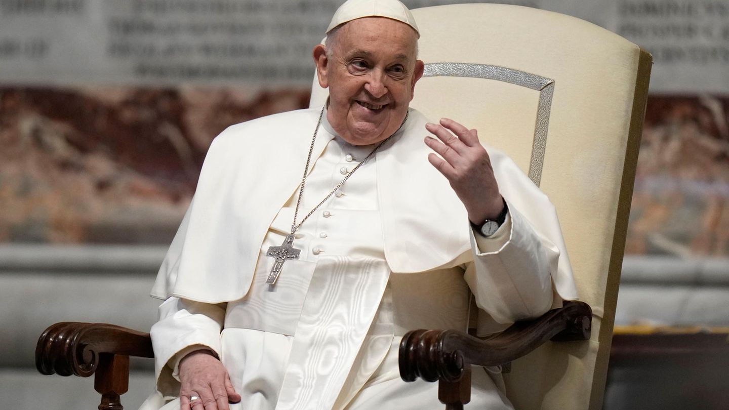 Papst Franziskus gestikuliert vor einer Messe im Petersdom
