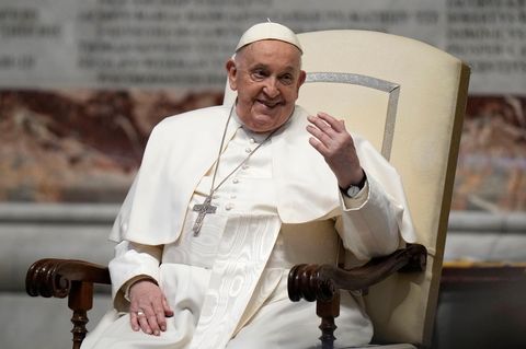 Papst Franziskus gestikuliert vor einer Messe im Petersdom