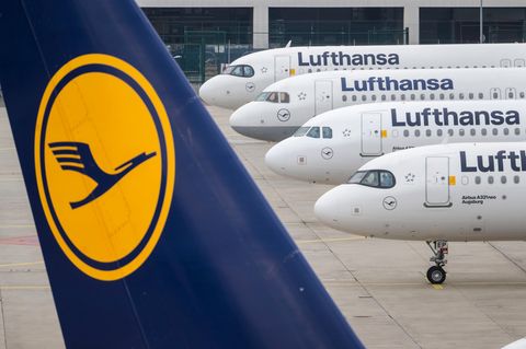 Mehrere Flugzeuge der Lufthansa parken auf einem Flughafen